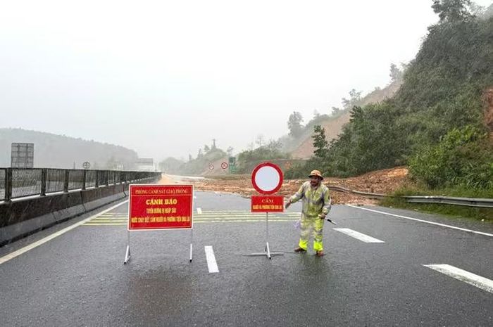 Lực lượng chức năng phải cắm biển, hạn chế lưu thông