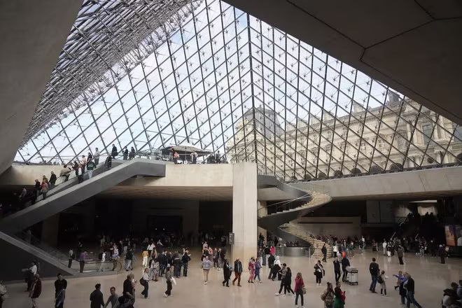 Vụ trộm táo tợn ở Bảo tàng Louvre (Paris) là một tổn thất cho văn hóa và lịch sử nước Pháp