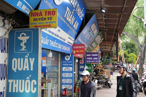 Vừa tuyên truyền nhắc nhở vừa kiên quyết tháo dỡ các vi phạm. Ảnh: Chánh Tiến