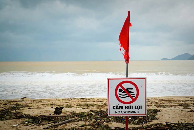 Cứu sống du khách 86 tuổi bị sóng cuốn khi tắm biển Nha Trang