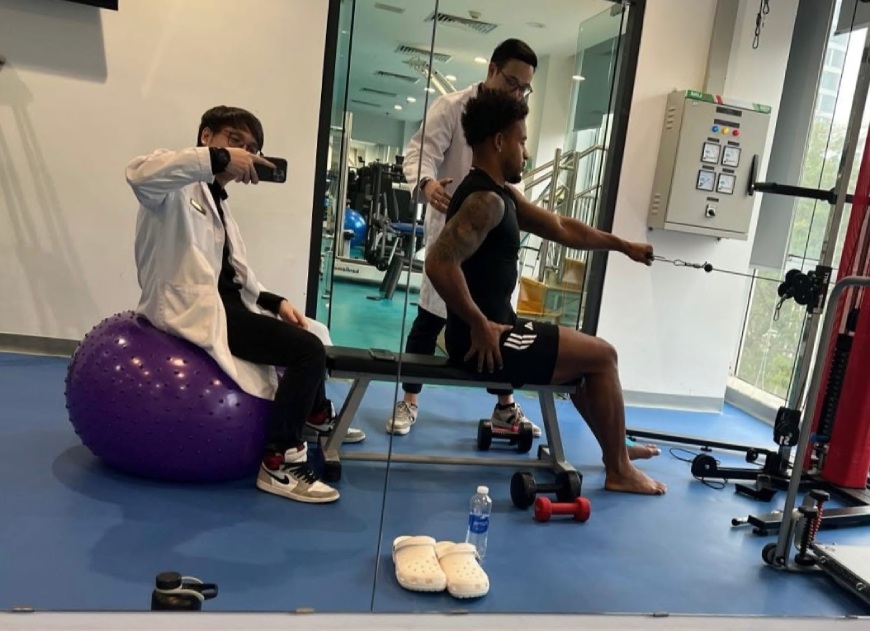 Bác sĩ Ngọc Minh (trái) là người điều trị chấn thương cho tiền đạo Xuân Son. Ảnh: Chụp từ trang cá nhân