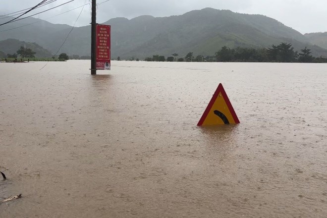 Lũ lịch sử tại Đà Nẵng, nhiều khu vực ở Huế chìm sâu trong biển nước
