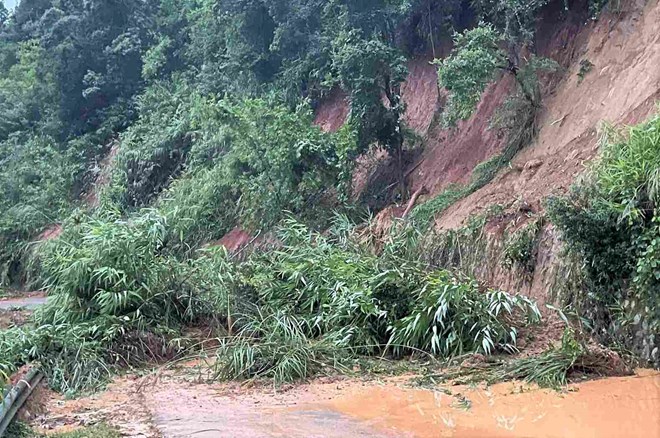 Đèo Gia Bắc ở Lâm Đồng sạt lở 7 điểm, Quốc lộ 28 tê liệt hoàn toàn