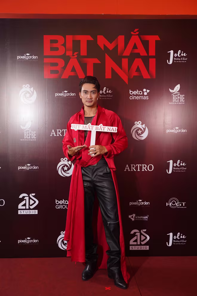 Diễn viên Lương Gia Huy diện trang phục đỏ đen - màu chủ đạo của phim Diễn viên Lương Gia Huy diện trang phục đỏ đen - màu chủ đạo của phim