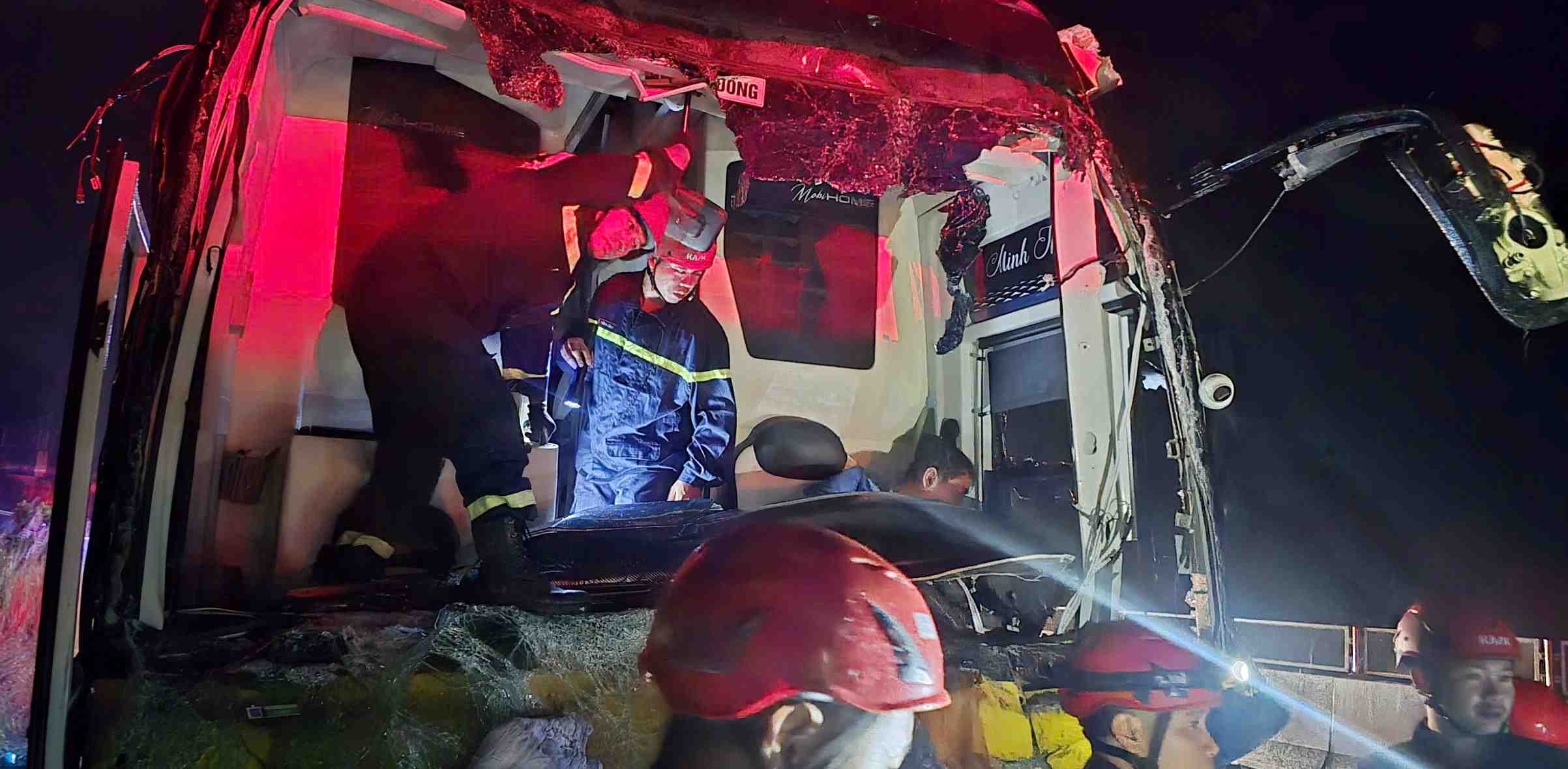 Lực lượng Cảnh sát Phòng cháy chữa cháy và cứu nạn cứu hộ đưa người bị thương ra ngoài. Ảnh: CACC