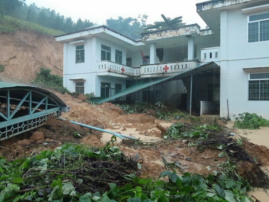 Sạt lở vùi lấp nhà xe của Trạm Y tế xã Trà Xinh (cũ). Ảnh: UBND xã Tây Trà