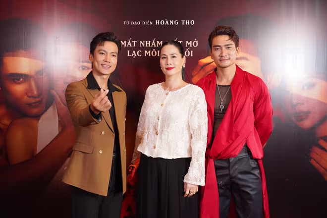 Diễn viên Thân Thuý Hà chúc mừng Lương Gia Huy và ekip Diễn viên Thân Thuý Hà chúc mừng Lương Gia Huy và ekip