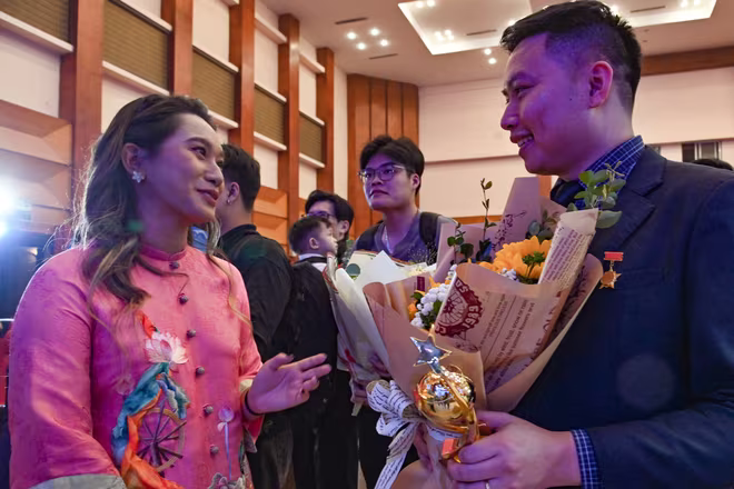 “Cô gái sa mạc” Vũ Phương Thanh, Đại sứ thương hiệu Number 1, Tập đoàn Tân Hiệp Phát chúc mừng và trò chuyện với một trong 10 nhà khoa học trẻ đoạt giải thưởng Quả cầu vàng 2025