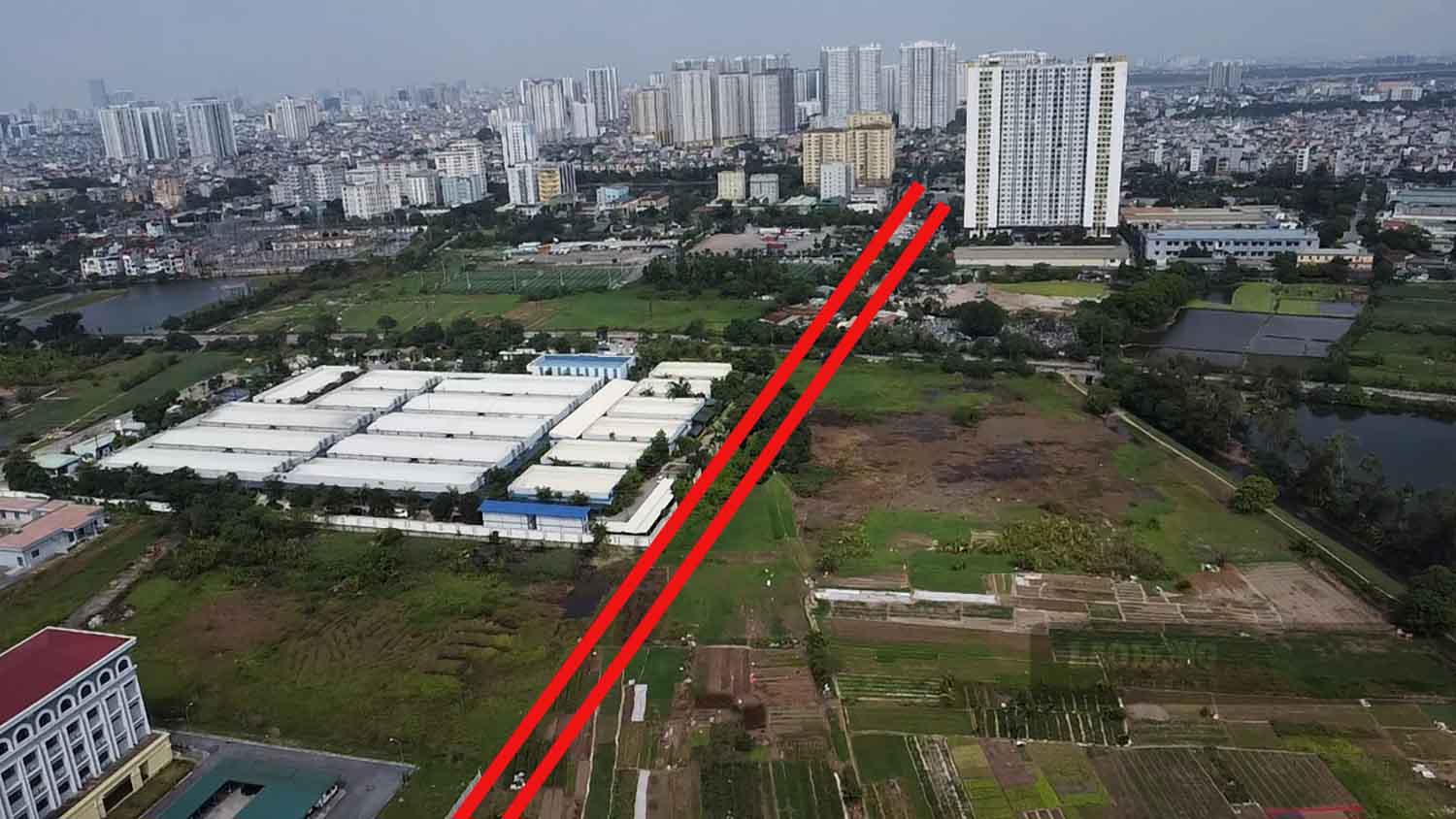 Đoạn tuyến chưa triển khi chủ yếu đi qua đất nông nghiệp. Tuyến đường hoàn thành sẽ giúp kết nối thuận tiện với Bệnh viện Đại học Y Hà Nội (cơ sở 2). Ảnh: Nguyễn Tùng.