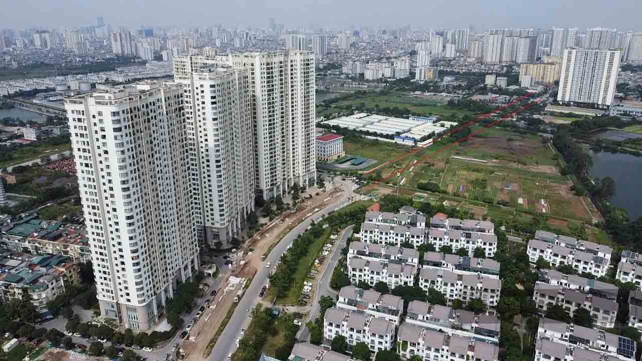 Đoạn qua khu nhà ở quận Hoàng Mai hiện đang được thi công phần nền, trong khi đoạn còn lại nối tới Vành đai 2,5 chưa được triển khai. Ảnh: Nguyễn Tùng.