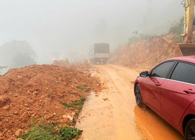 Đèo Đại Ninh ở Lâm Đồng đã thông xe sau hơn 2 giờ ách tắc do sạt lở