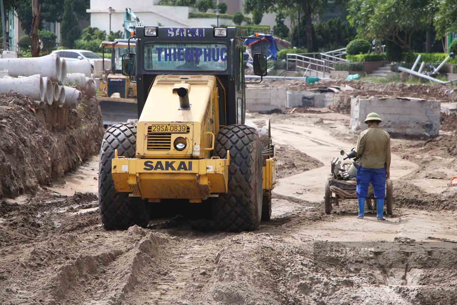 Nền đường và hạ tầng kỹ thuật ngầm đang được thi công. Ảnh: Nguyễn Tùng