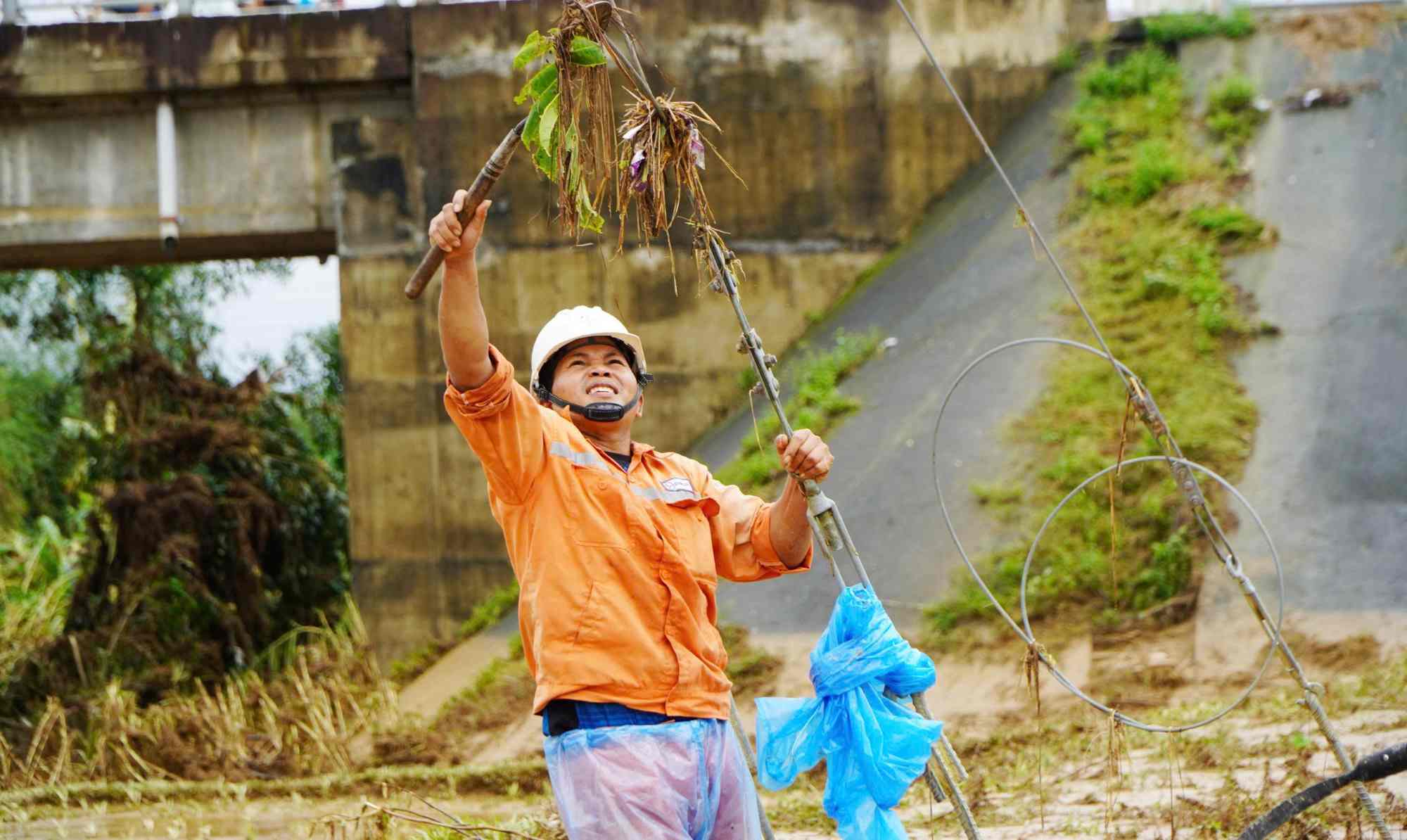 Tổng Cty Điện lực miền Trung nỗ lực khắc phục lũ lụt, cấp điện trở lại cho người dân vùng lũ. Ảnh: Phạm Ngọc