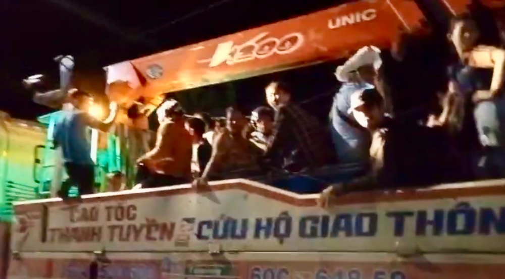 Xe cẩu hỗ trợ cẩu canô và cứu hộ người dân. Ảnh: Duy Tuấn