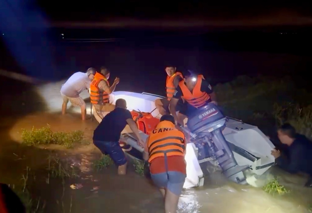 Canô đến hiện trường các khu vực ngập. Ảnh: Duy Tuấn