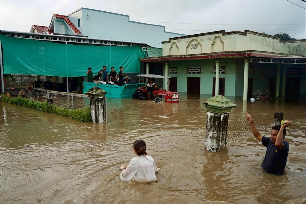 Người dân dùng máy cày để ra khỏi vùng ngập. Ảnh: Phạm Duy