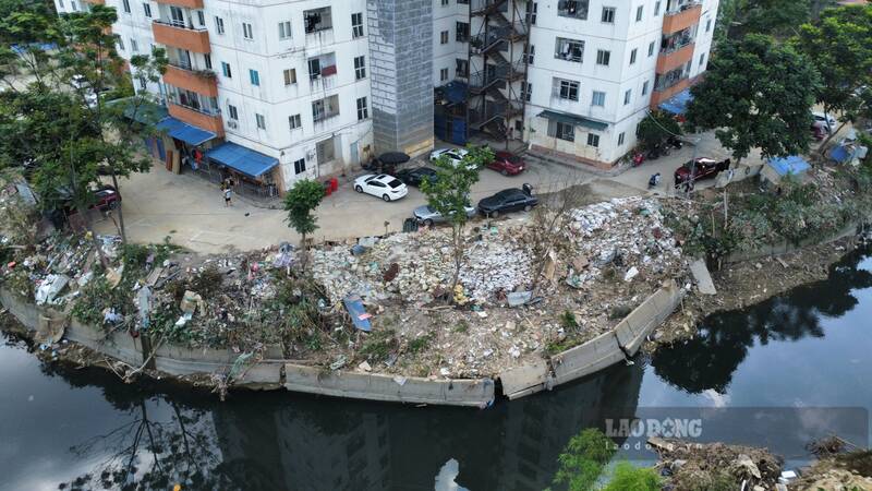 Nỗi lo sạt lở khi sống tại chung cư Tiến Bộ. Ảnh: Nhóm PV