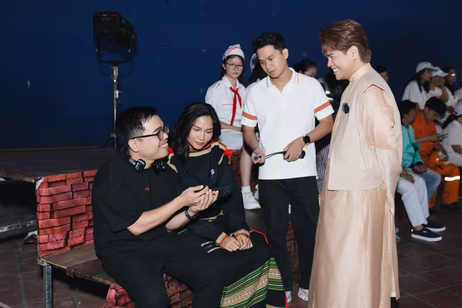 Đạo diễn Kawaii Tuấn Anh sinh năm 1993 được mệnh danh là “bậc thầy phù thuỷ” với các MV âm nhạc, mang tới xu hướng mới thu hút tới trăm triệu người xem Đạo diễn Kawaii Tuấn Anh sinh năm 1993 được mệnh danh là “bậc thầy phù thuỷ” với các MV âm nhạc, mang tới xu hướng mới thu hút tới trăm triệu người xem