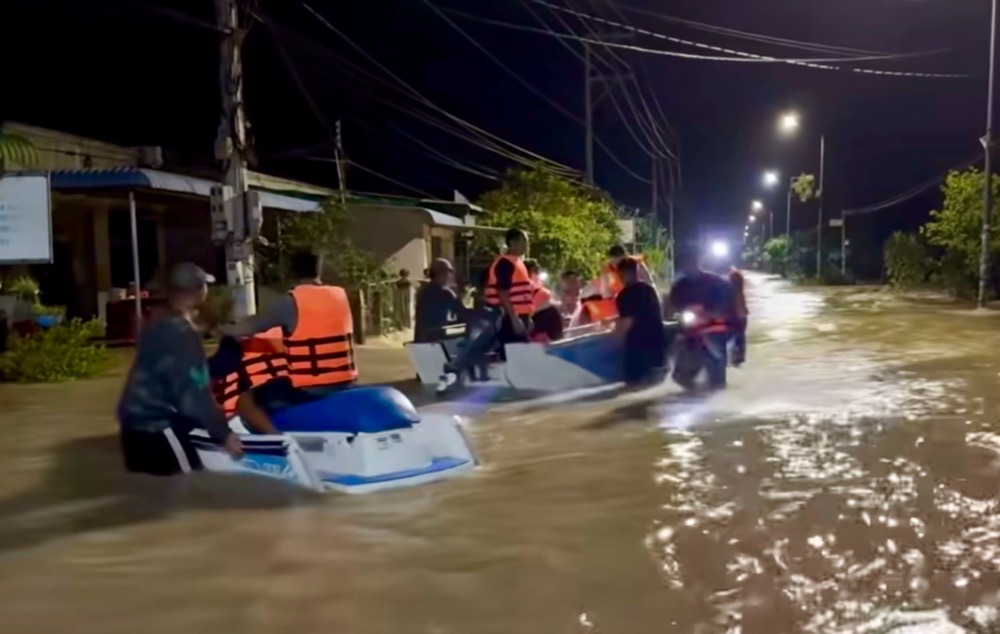 Người dân được canô, môtô nước cứu hộ. Ảnh: Duy Tuấn