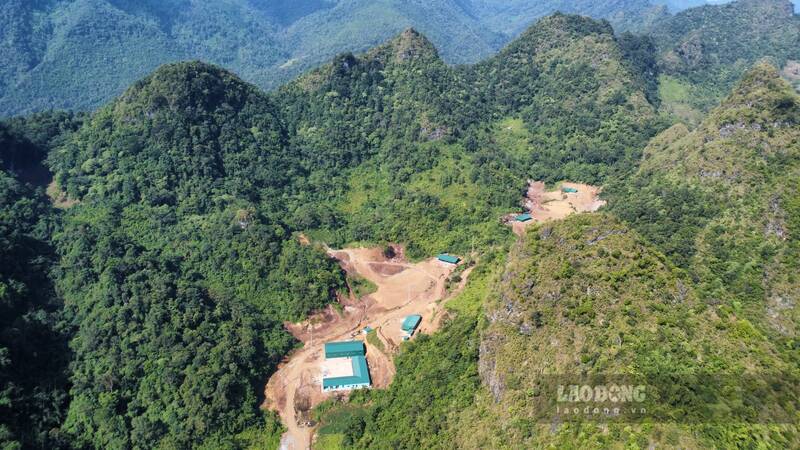 Các nhà xưởng, công trình phụ trợ được Công ty TNHH Ngọc Linh xây dựng tại thôn Phja Đăm. Ảnh: Nhóm PV