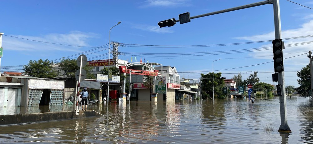 Quốc lộ 1 bị ngập ở phường Hàm Thắng khiến giao thông chia cắt. Ảnh: Duy Tuấn