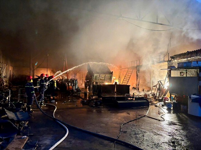 Cháy gara sửa xe ở Phú Thọ lúc rạng sáng