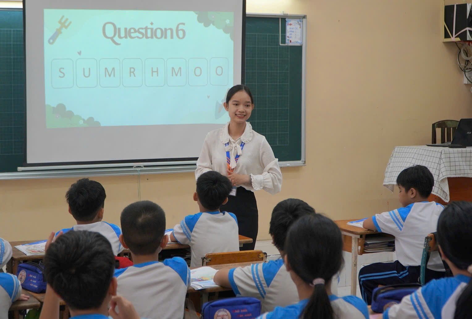 Học sinh Trường Tiểu học Phan Văn Trị học tiếng Anh tại lớp. Ảnh: Chân Phúc