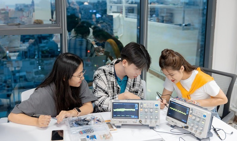 Hệ thống Chatbot AI của Đại học Kinh tế TPHCM giúp học sinh và phụ huynh hiểu rõ về mọi thông tin tuyển sinh. Ảnh: UEH