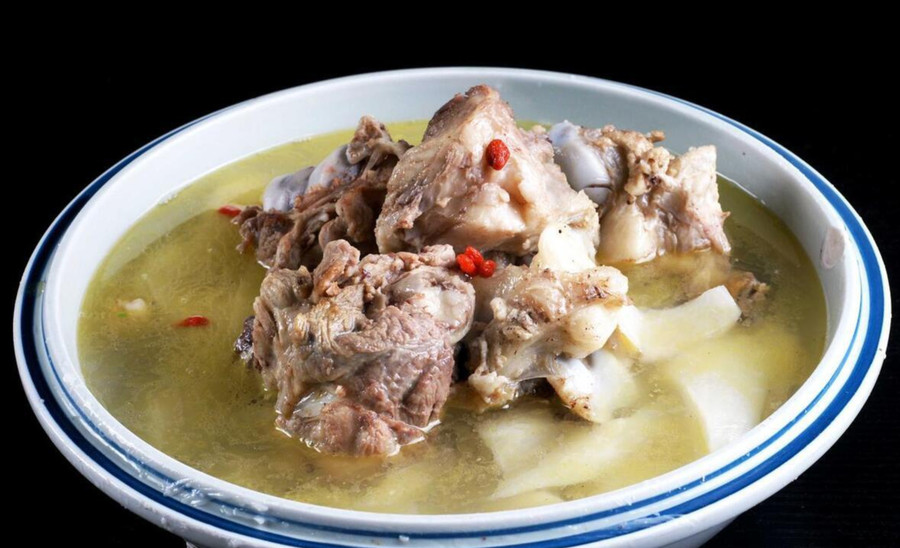 Canh thịt hầm chủ yếu chứa chất béo và muối cùng các gia vị, các dưỡng chất khác thực sự rất ít, năng lượng cao nhưng giá trị dinh dưỡng thấp. (Ảnh: ITN) 2-canh-thit-ham.jpg