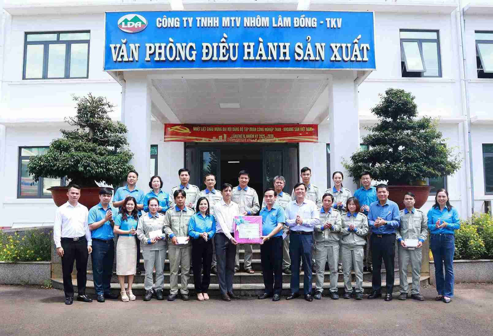 Công ty Nhôm Lâm Đồng thăm hỏi, trao tặng quà cho NLĐ làm việc tại Nhà máy Alumin. Ảnh: Phúc Khánh