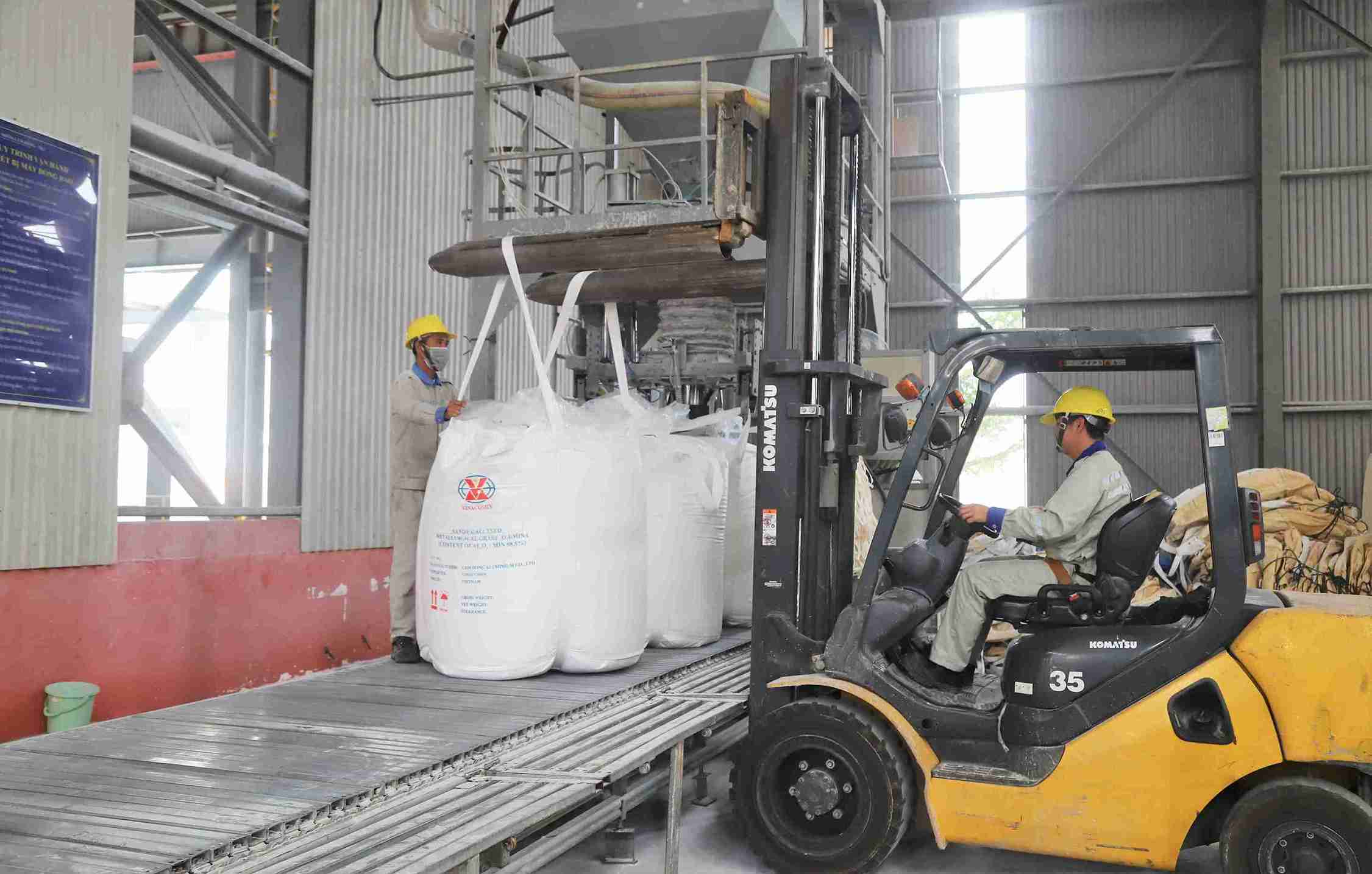 Người lao động làm việc tại Công ty Nhôm Lâm Đồng có thu nhập cao. Ảnh: Phúc Khánh