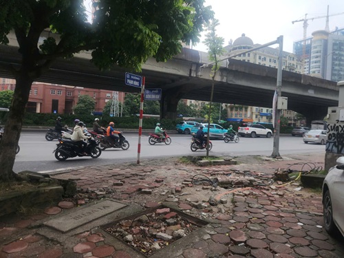 Vỉa hè trên đường Phạm Hùng bị bong tróc sau nước ngập cần sửa chữa để đảm bảo an toàn cho người dân. Ảnh: Minh Hạnh