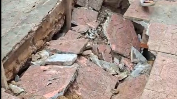 Vỉa hè trước cửa số 497 Nguyễn Khang bị sụt lún. Ảnh: Minh Hạnh