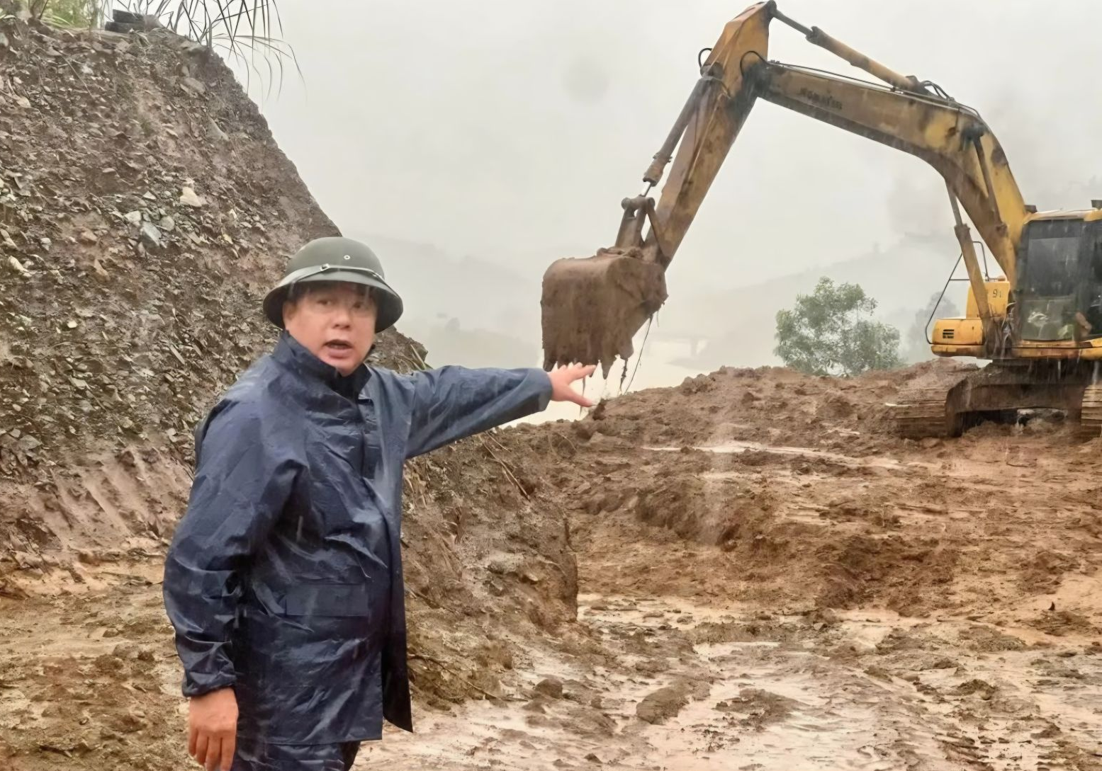 Ông Lê Đức Lộc, Giám đốc Ban quản lý dự án 4 kiểm tra hiện trường, chỉ đạo công tác khắc phục sạt lở.