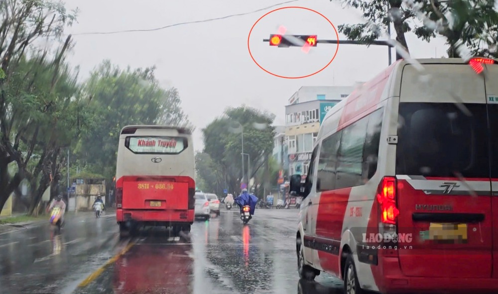Chiếc xe 38H-036.34 của hãng Khánh Truyền vượt đèn vàng trên đường Nguyễn Huệ khiến nhiều người đi đường thót tim. Ảnh: PV