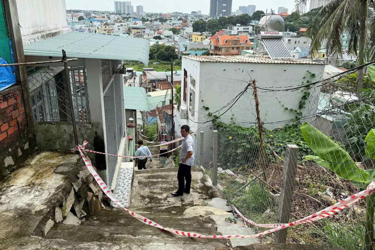 Tổ công tác khảo sát kỹ lưỡng hiện trạng địa chất tại khu vực, tình trạng các căn nhà trong khu vực. Ảnh: Thành An
