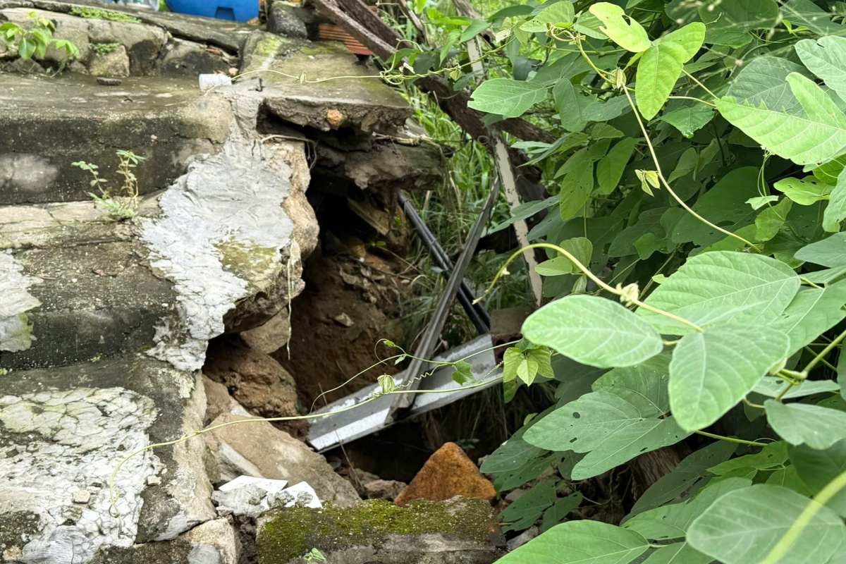 Một nơi khác cũng bị khoét sâu dưới chân móng, nguy cơ sạt lở cao. Ảnh: Thành An