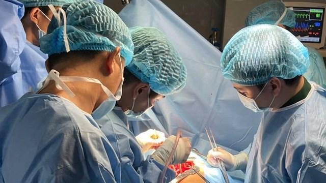 Huy động máu các chiến sĩ trên đảo, bác sĩ lập phòng mổ dã chiến khẩn cấp cứu bệnh nhân