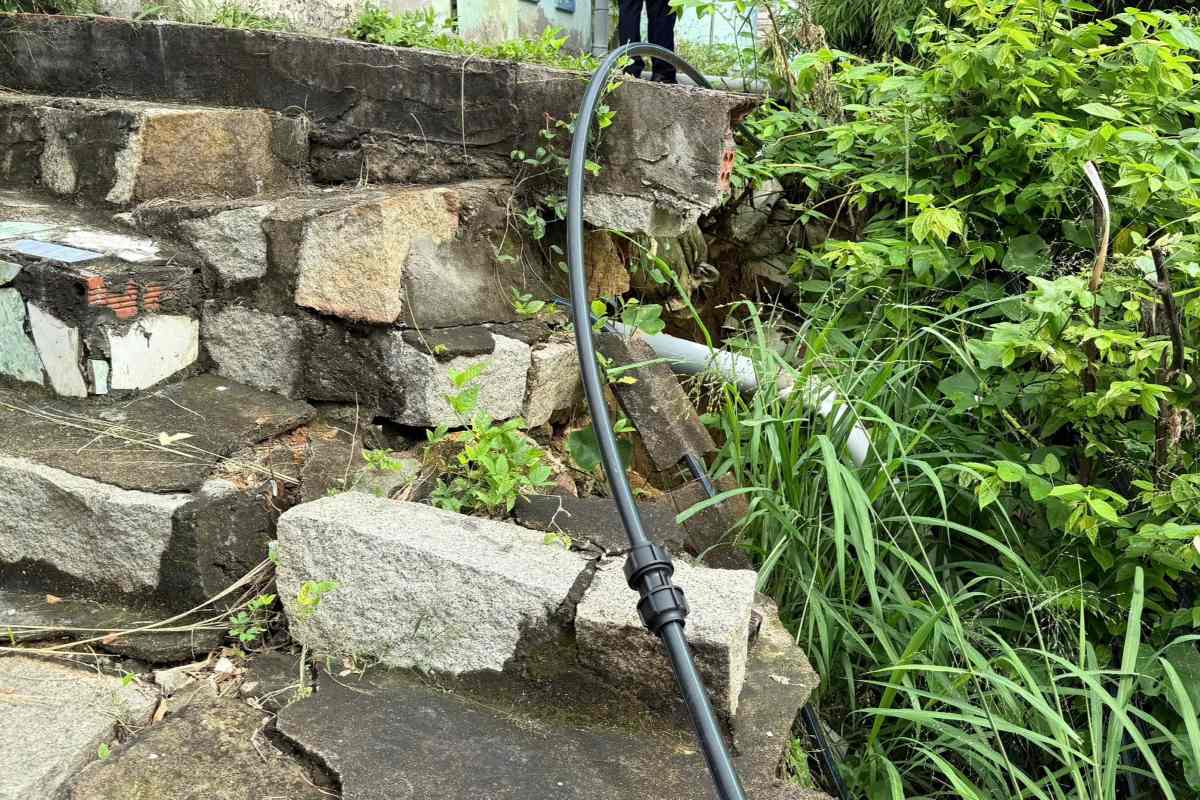 Một khu vực bị nứt, sạt lở khoét hàm ếch khá nguy hiểm. Ảnh: Thành An