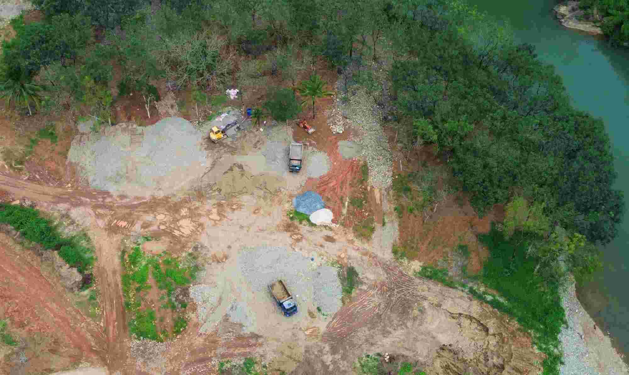 Đại công trường khai thác cát, sỏi lậu ven sông Đạ Quay (Lâm Đồng). Ảnh: Phúc Khánh