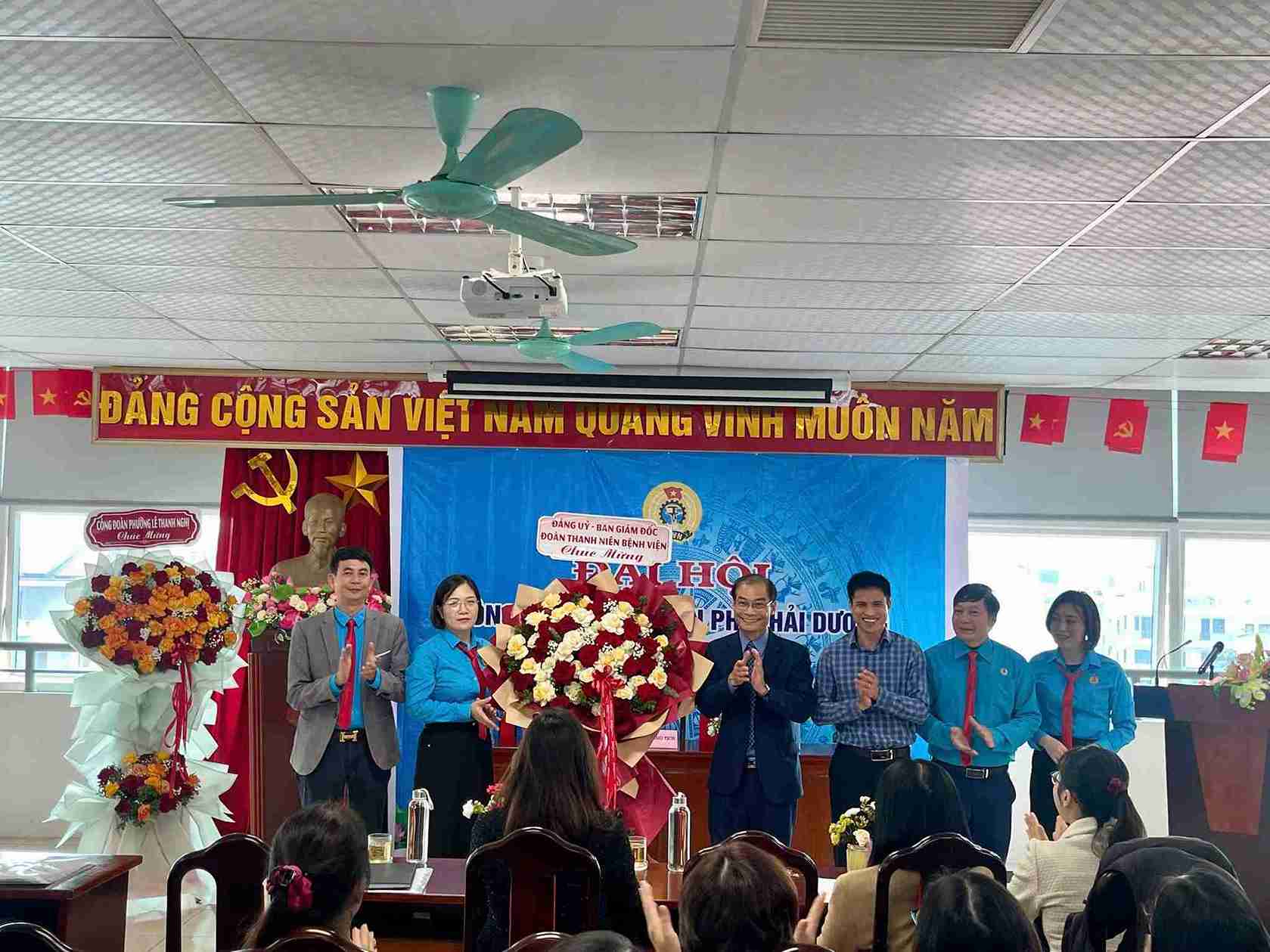 Ban Chấp hành Công đoàn cơ sở nhiệm kỳ mới ra mắt tại đại hội. Ảnh: Bệnh viện Phổi Hải Dương