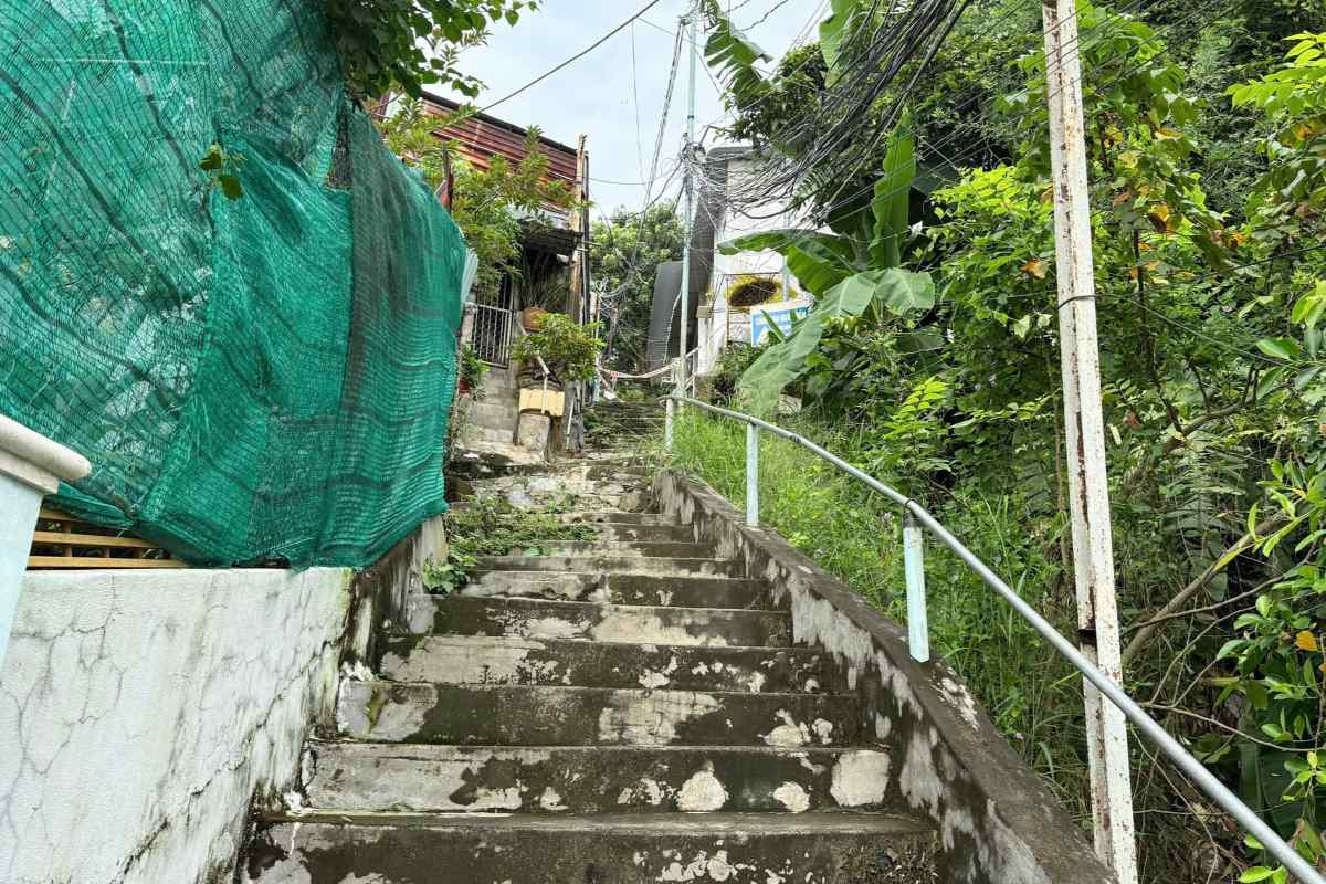 Khu vực có nguy cơ sạt lở nằm trên núi cao, dốc thẳng đứng. Chính quyền địa phương đã tiến hành di dời các hộ dân ra khỏi khu vực. Ảnh: Thành An