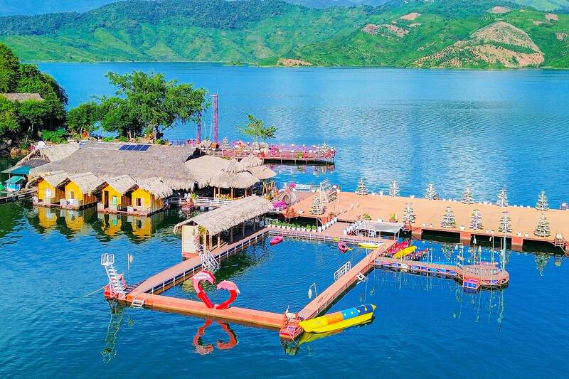 Khu vực Đảo trái tim, Vịnh Uy Phong, xã Quỳnh Nhai có màu nước xanh ngọc bích thu hút du khách đến trải nghiệm. Ảnh: Nhật Minh