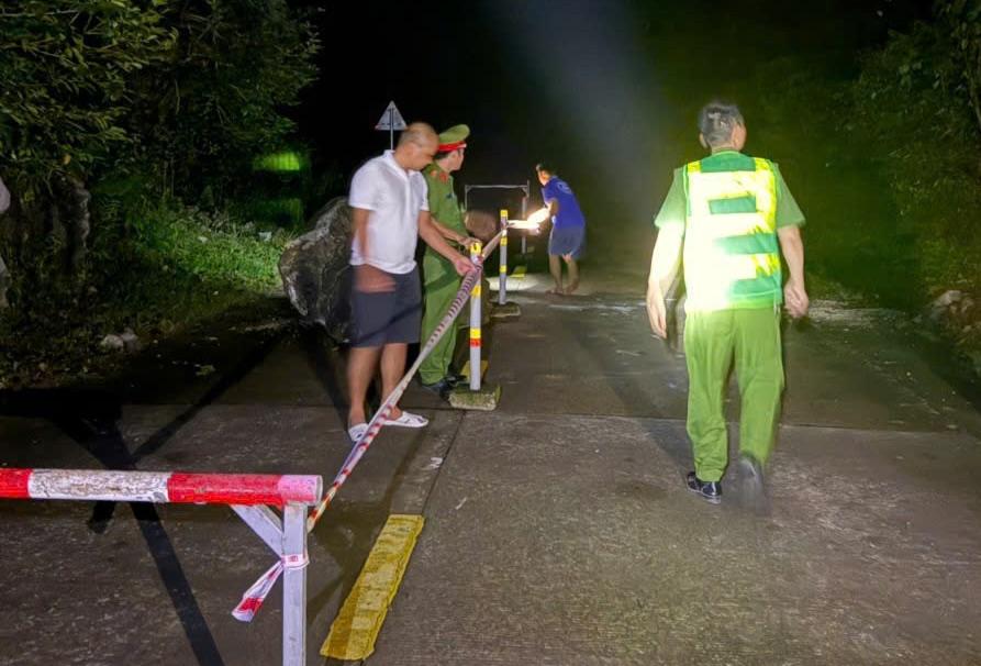 Lực lượng chức năng căng dây cảnh báo. Ảnh: Thanh Đức