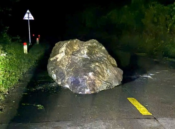 Tảng đá nặng hàng tấn lăn xuống đường Hồ Chí Minh nhánh Tây