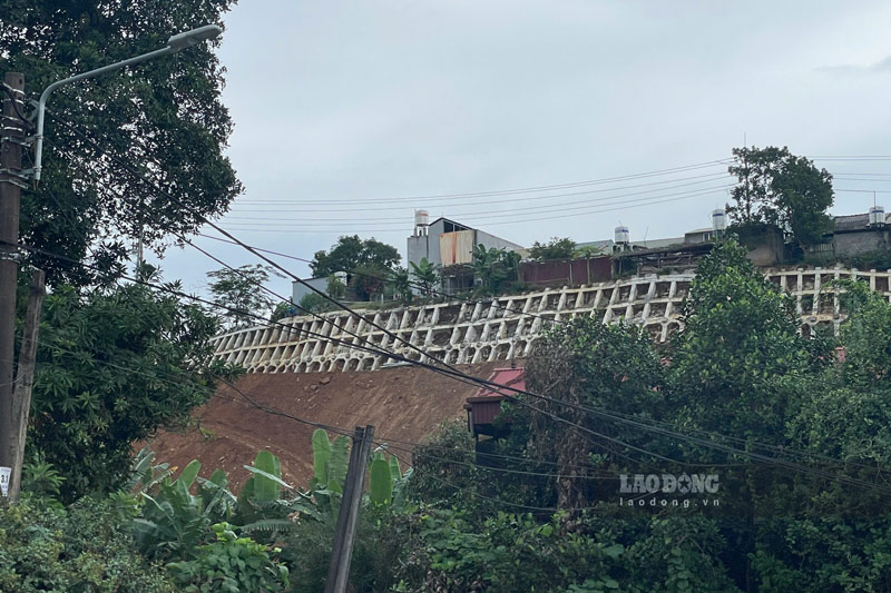 Người dân mong công trình hoàn thành càng sớm càng tốt để không phải lo chạy sạt lở khi mưa lũ. Ảnh: Đinh Đại