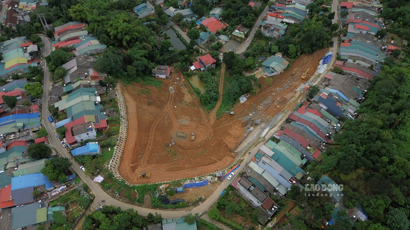 Kè chống sạt lở 50 tỉ đồng ở phường Cam Đường, tỉnh Lào Cai. Ảnh: Đinh Đại