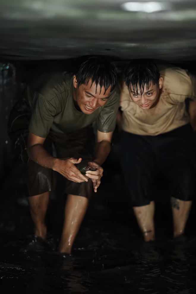 Không chỉ ở dưới cống, Quang Tuấn và Hoài Lâm còn phải đối diện với nhiều rác bẩn, chuột, gián mà đoàn phim chuẩn bị Không chỉ ở dưới cống, Quang Tuấn và Hoài Lâm còn phải đối diện với nhiều rác bẩn, chuột, gián mà đoàn phim chuẩn bị