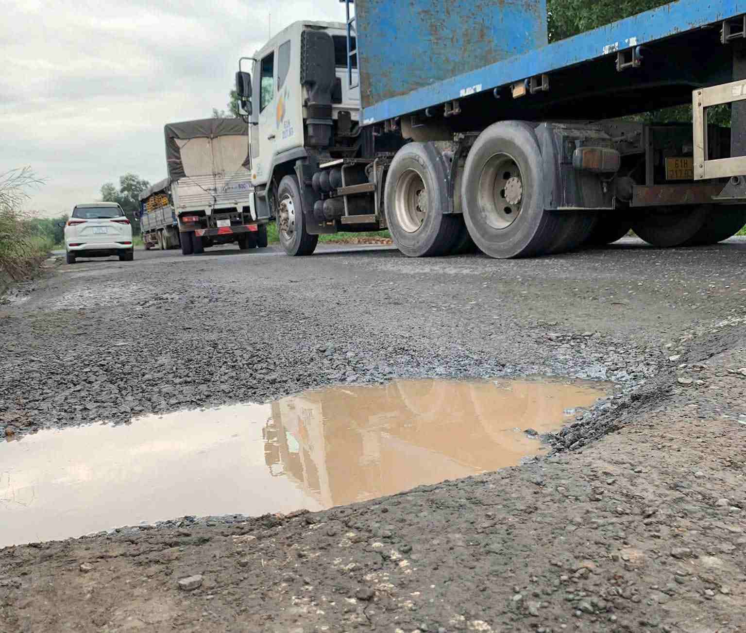 Nhiều đoạn mặt đường xuống cấp, biến dạng. Ảnh: Bạn đọc cung cấp