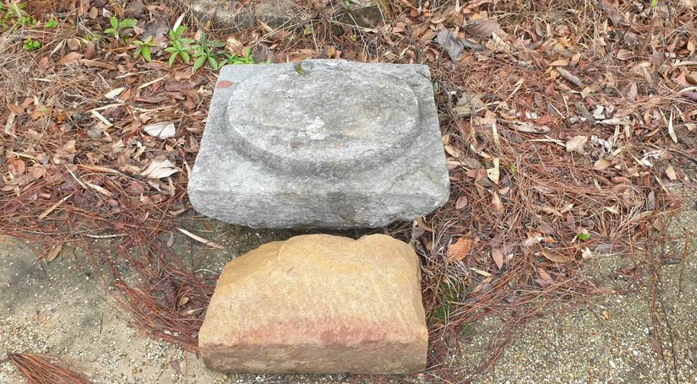 Một chân đế cột của Am Dược cổ chỏng chơ trong rừng Yên Tử. Ảnh: Nguyễn Hùng